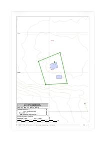 Situasjonskart som viser bygningens plassering på tomten i forhold til nabolag og terrengforhold.