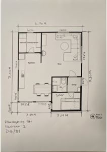 Etasjeplan (plantegning) som viser romfordeling, mål og funksjoner i et hus.
