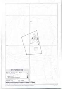 Situasjonskart som viser bygningens plassering på tomten med omgivende terrenglinjer.