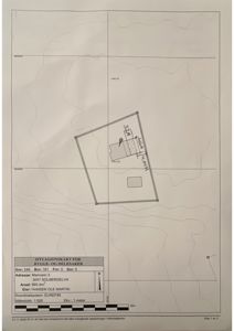 Situasjonskart som viser tomtens form, grenser og bygningens plassering i forhold til terrenget.