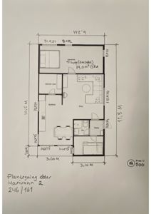 Etasjeplan med romfordeling, mål og innredning for et hus.