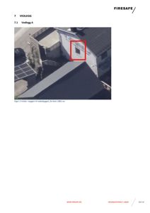 Fotografi av en bygning sett fra luften (flyfoto), som viser et vindu i veggen til nabobygget.