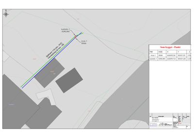 Situasjonsplan som viser tomtens geometri, eksisterende bygninger (grå felter), og planlagt infrastruktur (rørledninger med spesifikasjoner).