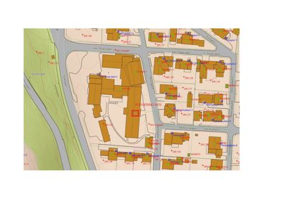 Situasjonsplan som viser bygningenes plassering i forhold til gater og terrenget.