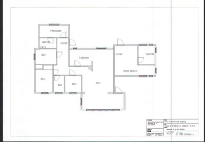 Etasjeplan som viser romfordeling i en bygning, inkludert vaskerom, kontor, entré, kjøkken, bad og soverom.