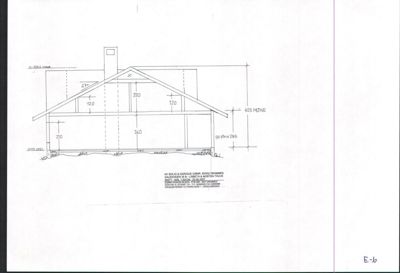Fasadetegning som viser opprisset av en bygning sett fra siden, med mål og konstruksjonsdetaljer.