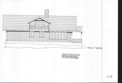 Fasadetegning av en hytte eller hus sett fra fronten, med tak, vinduer og en veranda.