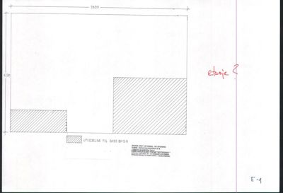 Etasjeplan eller situasjonsplan som viser en bygning med en planlagt utvidelse til en eksisterende bygning.