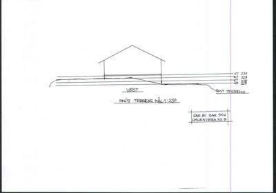 Snittegning av terreng og bygning sett fra vest.