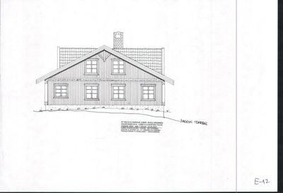 Fasadetegning av en hytte eller villa sett fra fronten.