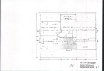 Etasjeplan som viser romfordeling, mål og funksjoner i en etasje.