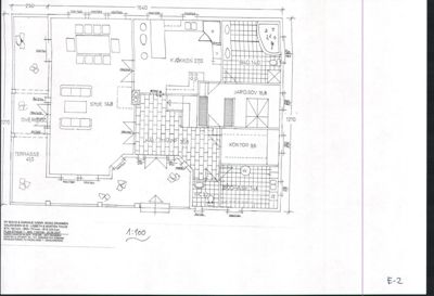 Etasjeplan med romfordeling, mål og møbeloppsett for en bolig.