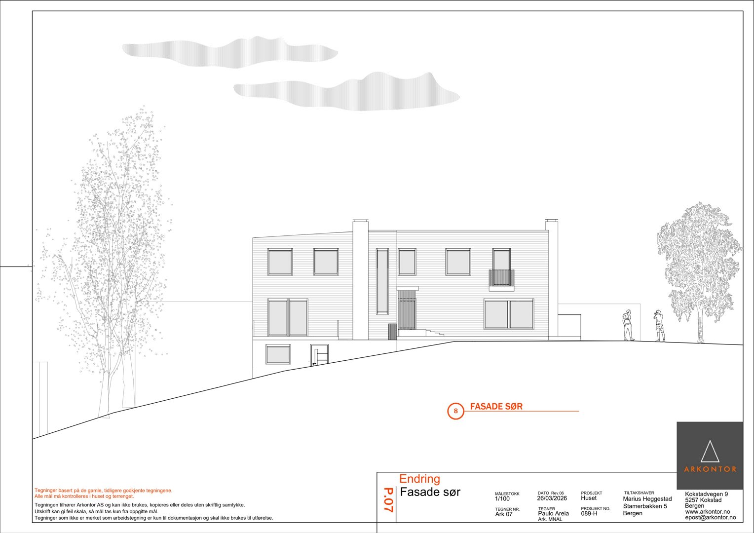 Fasadetegning av en bygning sett fra sør, med omgivende terreng og trær.