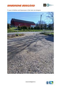 Fotografi av en rød bygning sett fra en vei eller gate, med hekk og gatestolper i forgrunnen.