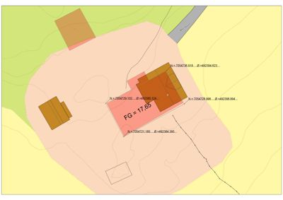 Situasjonsplan som viser bygningens plassering på tomt, med høydekurver og koordinater.