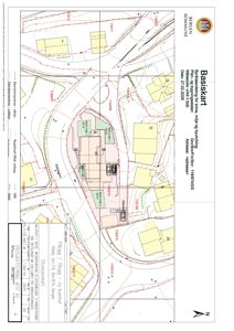 Situasjonsplan (Basskart) som viser tomtens beliggenhet, nabotomter, veier, eksisterende og planlagte bygninger, samt reguleringsforhold.