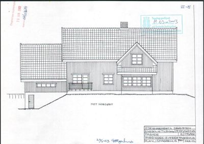Fasadetegning av et hus sett fra nordøst, med tegningstittel 'FASADE' i bunnteksten.