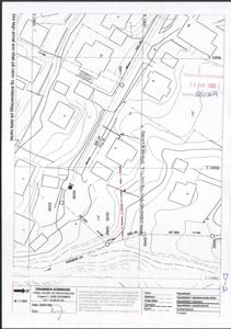 Situasjonsplan som viser tomtens form, grenser, høydeforhold (konturlinjer) og plassering av bygninger i forhold til omgivelsene.