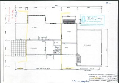 Etasjeplan (1. etasje) som viser romfordeling, mål og bygningsplassering.