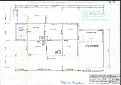 Etasjeplan (kjeller) med romfordeling, mål og bygningsplassering.