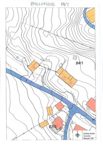 Situasjonsplan som viser tomtens topografi (høydekurver), plassering av bygninger, veier og vannløp.