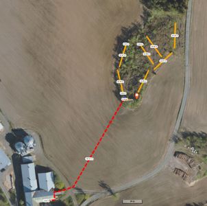 Situasjonsplan med målinger av eiendomsgrenser og avstander fra en eksisterende bygning til en ny planlagt tomt.