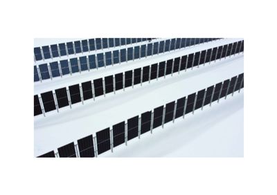 Fotografi av et solcelleanlegg med paneler i snø.