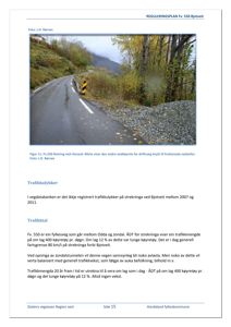 Fotografi av Fv. 550 Retning mot Herand, som viser veien, skråningen og trærne.