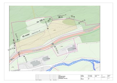 Situasjonsplan som viser tomtens beliggenhet i forhold til Fjordavegen, høydemålinger (konturer), eksisterende bygninger (5706, 5708) og planlagte snittlinjer.