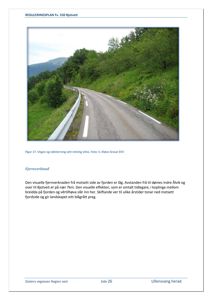 Fotografi av en vei (Fv. 550 Bjotveit) sett fra motsett side av fjorden, inkludert omgivende fjell og vegetasjon.