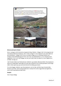 Fotografi som viser et byggearbeid på en tomt, inkludert maskiner, materialer og personer.