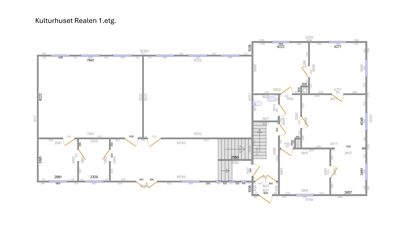 Etasjeplan for 1. etasje av Kulturhuset Realen, som viser romfordeling, dører, trapp og mål.