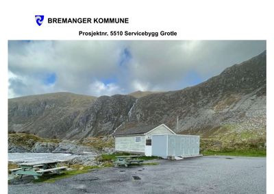 Fotografi av et eksisterende servicebygg ved kysten i Bremanger kommune, med teksten 'Prosjektnr. 5510 Servicebygg Grotle' over.