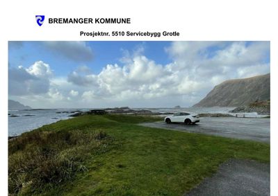 Fotografi av et kystlandskap med en bil, grusvei og fjell. Bildet er merket med Bremanger kommune og refererer til prosjektet 'Servicebygg Grotle'.