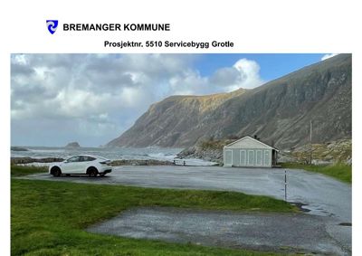 Fotografi av et eksisterende servicebygg ved kysten i Bremanger kommune, med bil og natur i bakgrunnen.