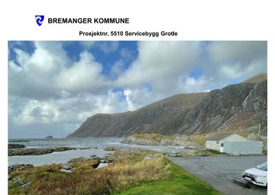 Fotografi av et kystlandskap med fjell, hav og en liten hvit bygning (trolig en uthus eller garasje) i forgrunnen. Bildet er brukt som bakgrunn eller illustrasjon i et dokument for Bremanger kommune.