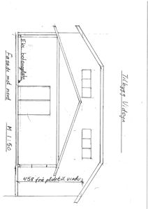 En håndtegnet fasadetegning (opprikk) av en bygning sett fra nord, med angitte mål og eksisterende beløpplate.