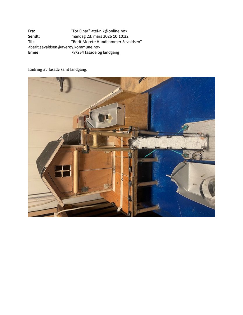 Fotografi av en fysisk fasademodell eller utskjæring som viser detaljer på en bygning.