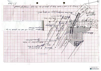 Håndtegnet oppriss (perspektivtegning) av en bygning sett fra siden, med mål og notater om fasadeelementer.