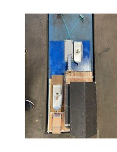 Fotografi av en fysisk modell eller prototyp for et teknisk utstyr, sannsynligvis en sensor- eller måleutrustning montert på en blå plate.