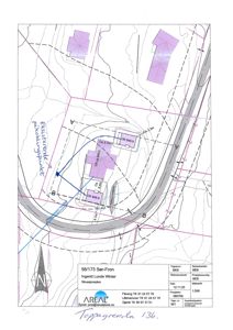 Situasjonsplan som viser tomtens form, eksisterende og planlagt bebyggelse (med høydemål), vegforhold og orientering.