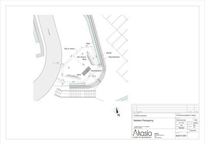 Situasjonsplan som viser plassering av en baldakin, benker, hekk og gjerde i forhold til omgivelsene (vei, natursteinmur).