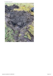 Fotografi av en prøvegraving i jorda, sannsynligvis for å undersøke grunnforhold eller vannstand.