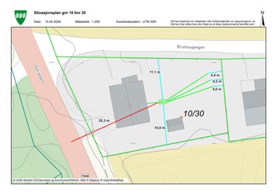 Situasjonsplan som viser tomtens grenser, nabotomter, veier (Gjerrvegen og Brushaugvegen), eksisterende bygninger, og en markert byggegrense (grønn linje) med avstandsmålinger.
