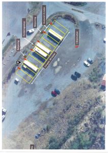 Situasjonsplan som viser plassering av en rekke containerbiler, med angitte mål (lengde, avstand) og infrastruktur (strømuttak, belysning).