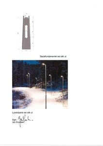 Et fotografi av en lysstolpe i en snødekt skog, med en teknisk tegning av søylefundamentet ovenfor.