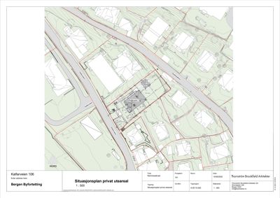 Situasjonsplan som viser bygningens plassering i forhold til nabolag, veier og terrengforhold.