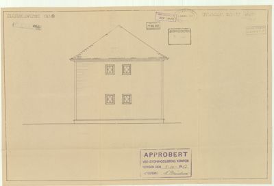 Fasadetegning av en bygning sett fra fronten, med tegning av tak og vinduer.