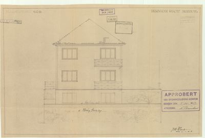 Fasadetegning av en toetasjes bygning med tak, vinduer og balkonger.