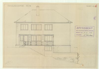 Fasadetegning av en toetasjes bygning med tak, vinduer, dører og trapper.